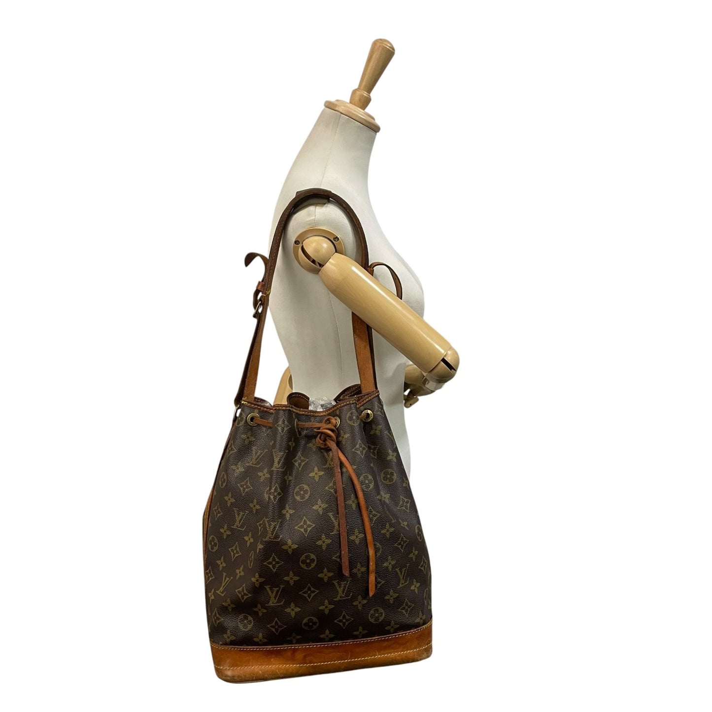 Louis Vuitton ルイヴィトン バッグ モノグラム ノエ 巾着型 ワンショルダーバッグ 巾着バッグ 本革 ヌメ革 ブラウン 茶系 金具ゴールド ヴィンテージ クラシック エレガント 普段使い レディース D5