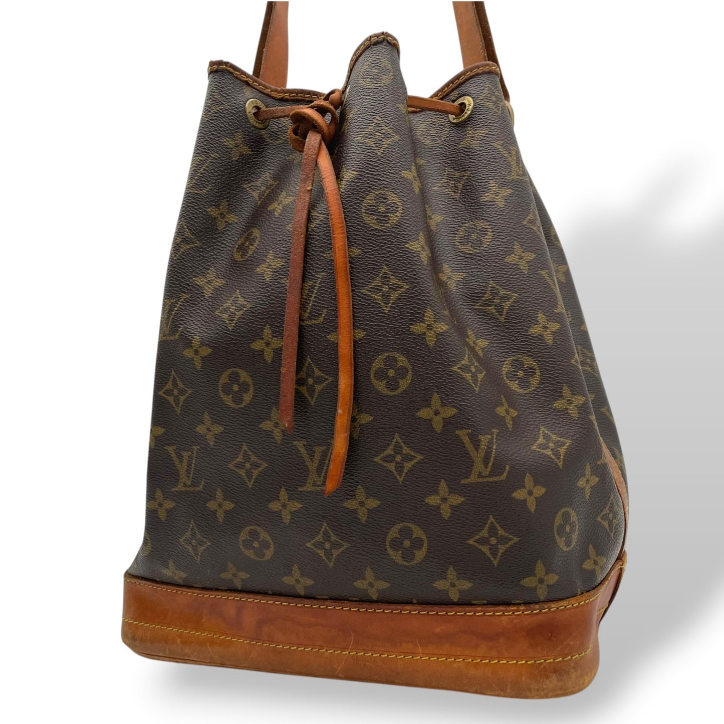 Louis Vuitton ルイヴィトン バッグ モノグラム ノエ 巾着型 ワンショルダーバッグ 巾着バッグ 本革 ヌメ革 ブラウン 茶系 金具ゴールド ヴィンテージ クラシック エレガント 普段使い レディース D5