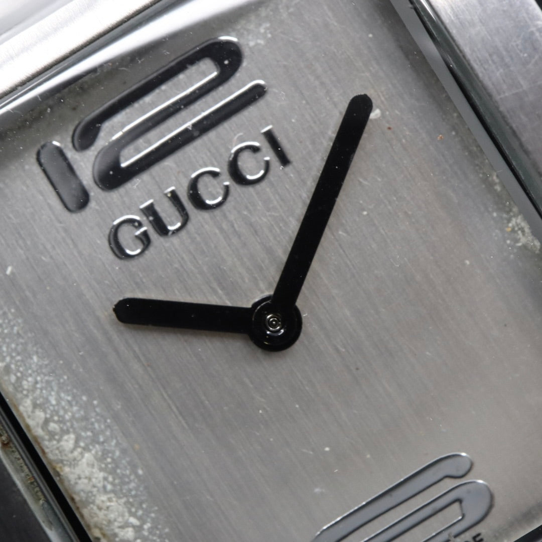 グッチ GUCCI 2055G レディース腕時計 シルバー文字盤 ステンレススチール バングルウォッチ スイス製 クォーツ モダンデザイン ヴィンテージ　G10