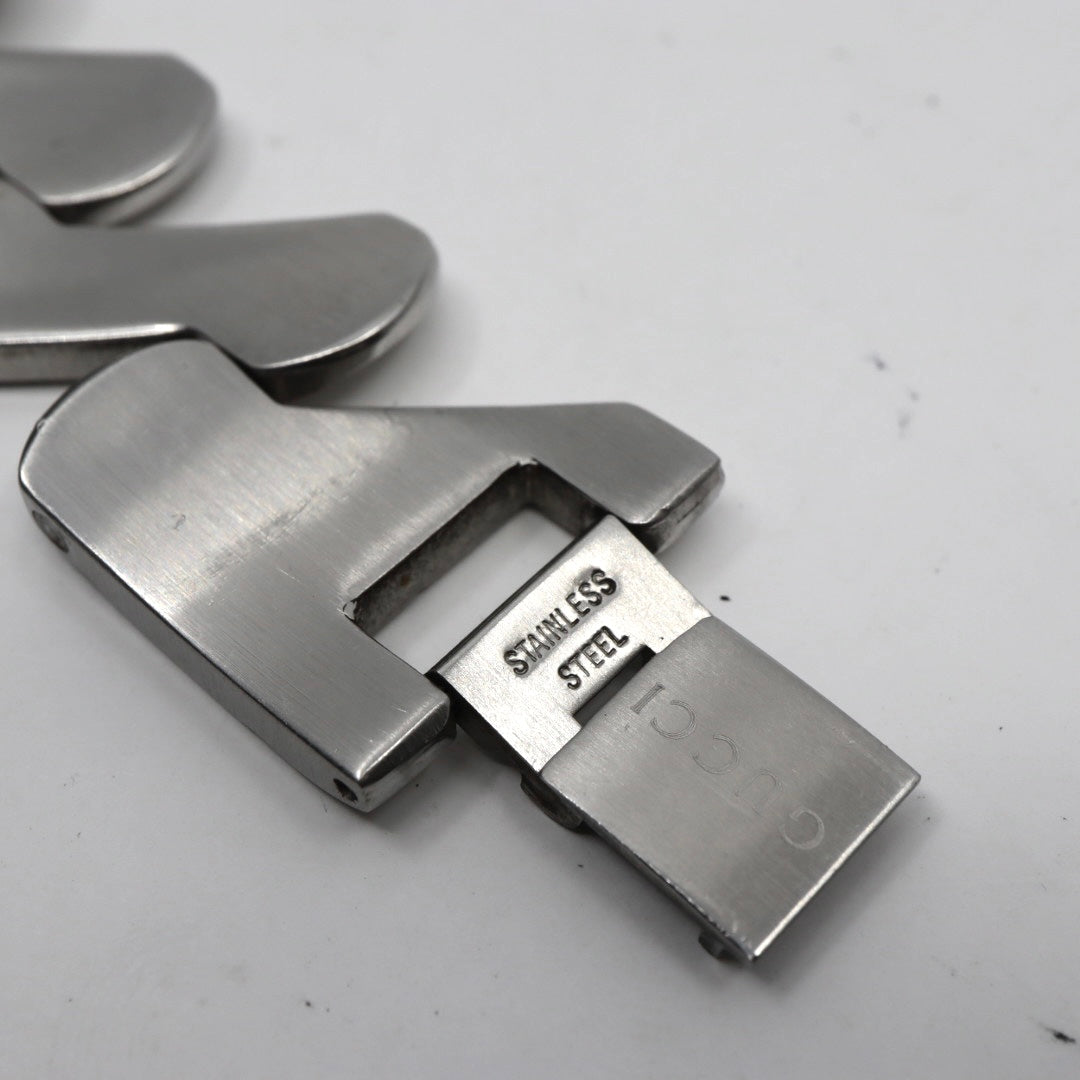 グッチ GUCCI 2055G レディース腕時計 シルバー文字盤 ステンレススチール バングルウォッチ スイス製 クォーツ モダンデザイン ヴィンテージ　G10