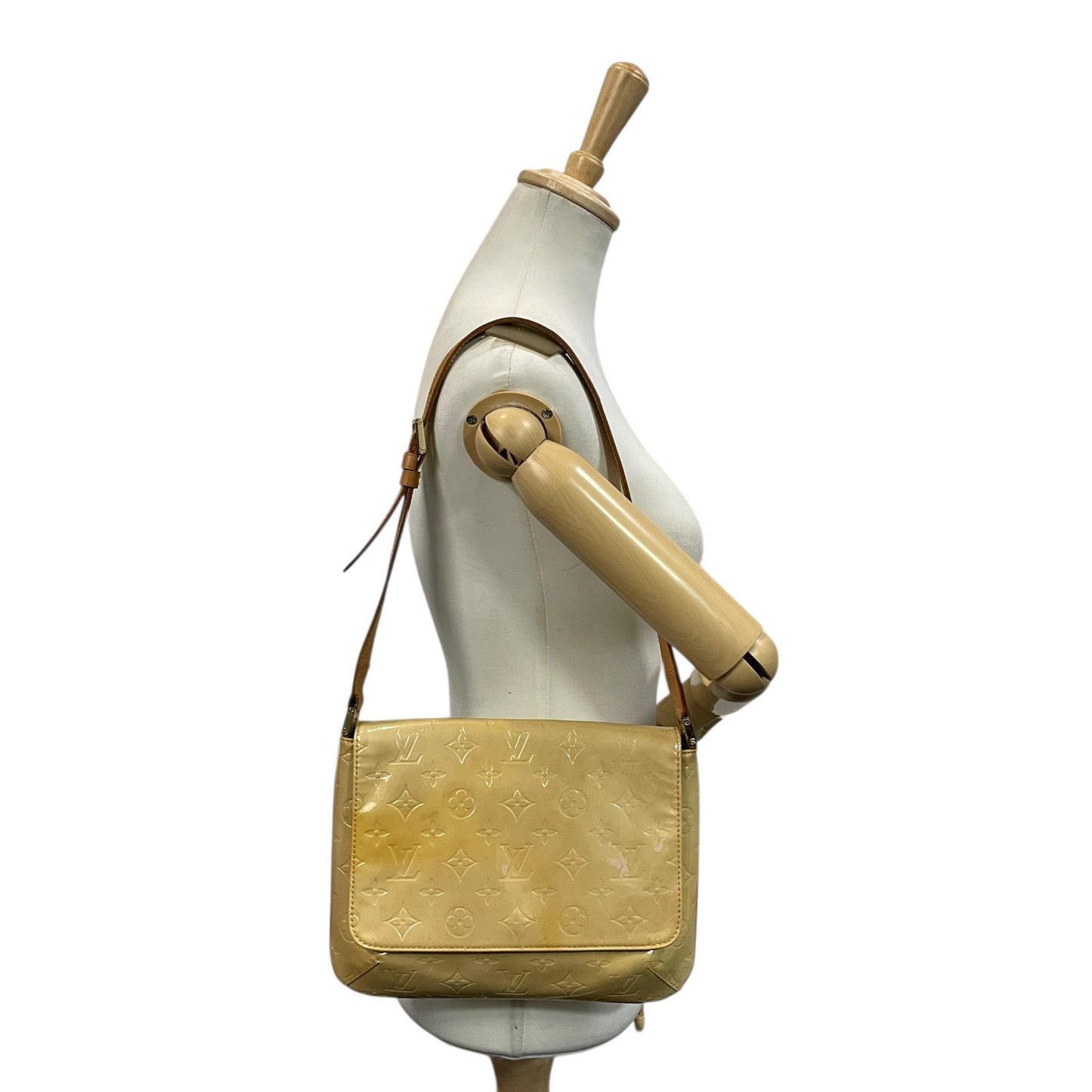 ルイ・ヴィトン LOUIS VUITTON モノグラム ヴェルニ ロング ショルダーバッグ レザー 本革 エナメル パテント イエロー 黄色 ブラウン 茶色 ゴールド金具 レディース ヴィンテージ クラシック エレガント 上品 お出かけ 定番 人気 K11