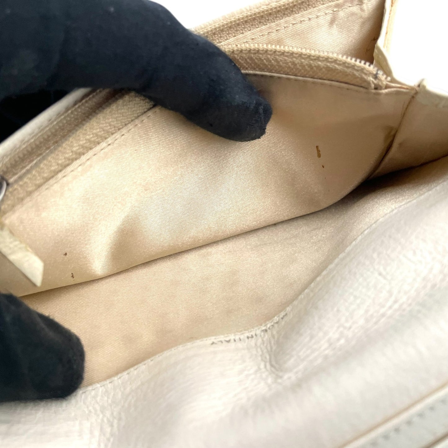 CHANEL 二つ折り長財布 アイボリー ココマーク CCロゴ シルバー金具 クラシック ロングウォレット レディース M5