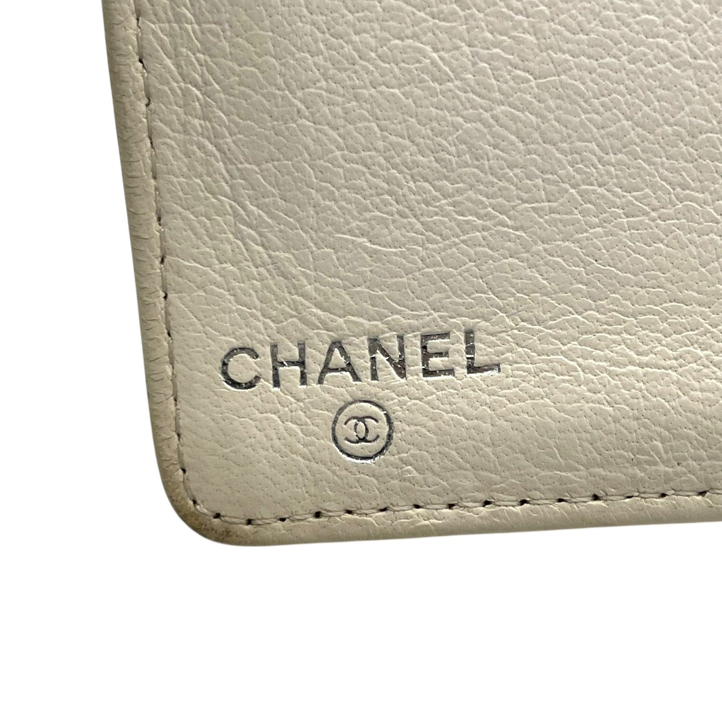 CHANEL 二つ折り長財布 アイボリー ココマーク CCロゴ シルバー金具 クラシック ロングウォレット レディース M5