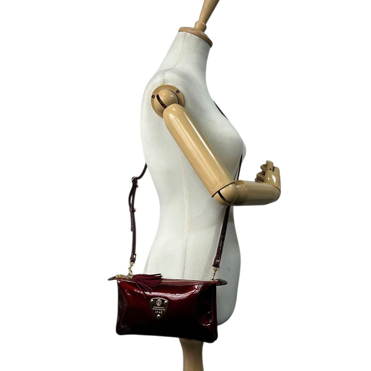 【極美品／未使用級】アタオ オフィスブーブー お財布ポシェット ショルダーバッグ エナメル スウェード ワインレッド ボルドー レディース ATAO 斜め掛け可 タッセル ゴールド金具 ウォレットショルダー 神戸ブランド s30