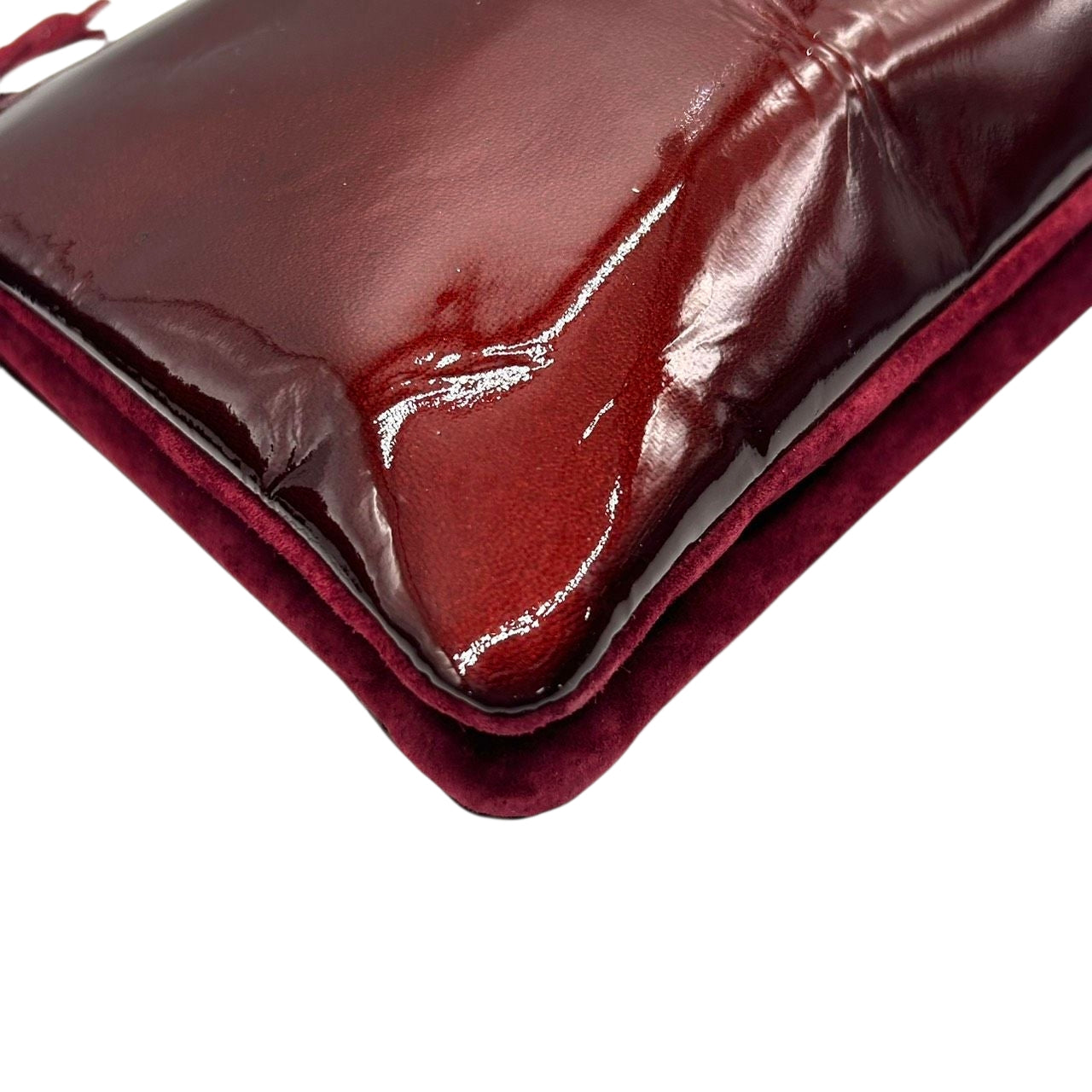 【極美品／未使用級】アタオ オフィスブーブー お財布ポシェット ショルダーバッグ エナメル スウェード ワインレッド ボルドー レディース ATAO 斜め掛け可 タッセル ゴールド金具 ウォレットショルダー 神戸ブランド s30