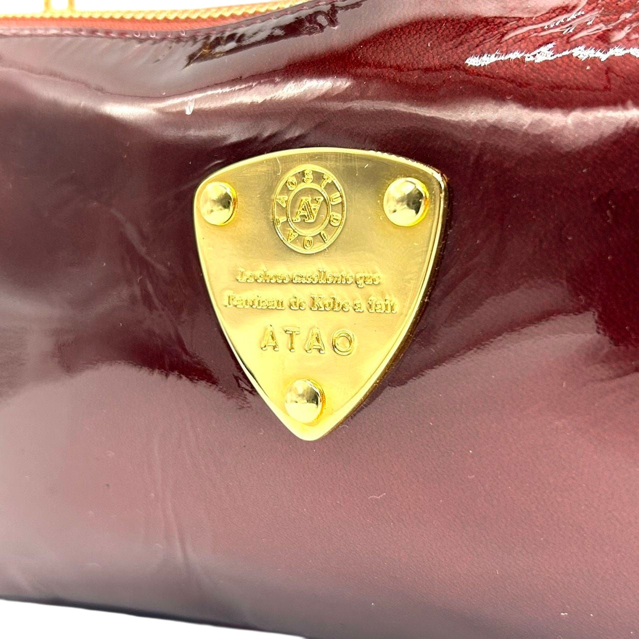 【極美品／未使用級】アタオ オフィスブーブー お財布ポシェット ショルダーバッグ エナメル スウェード ワインレッド ボルドー レディース ATAO 斜め掛け可 タッセル ゴールド金具 ウォレットショルダー 神戸ブランド s30