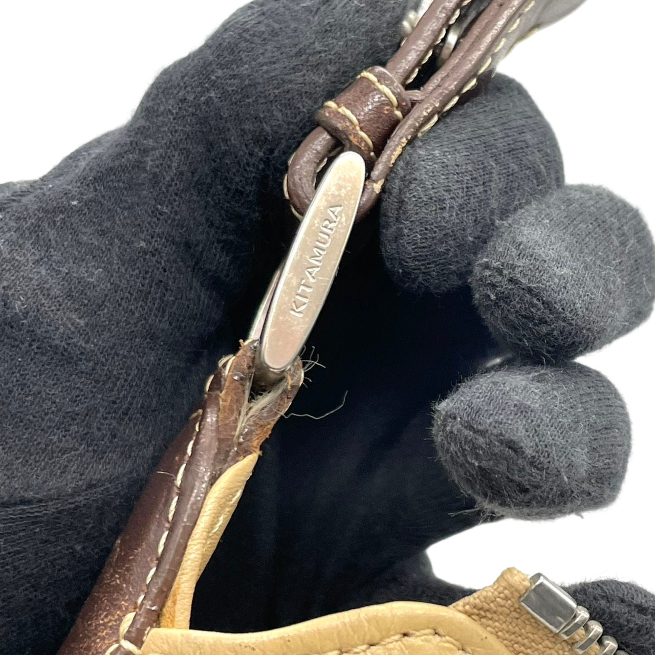 【希少コラボ】キタムラ ディズニー ワンショルダーバッグ レザー バイカラー ベージュ ブラウン レディース 肩掛け Kロゴチャーム 東京ディズニーリゾート限定 Kitamura x Disney ホーボーバッグ 日本製 U1