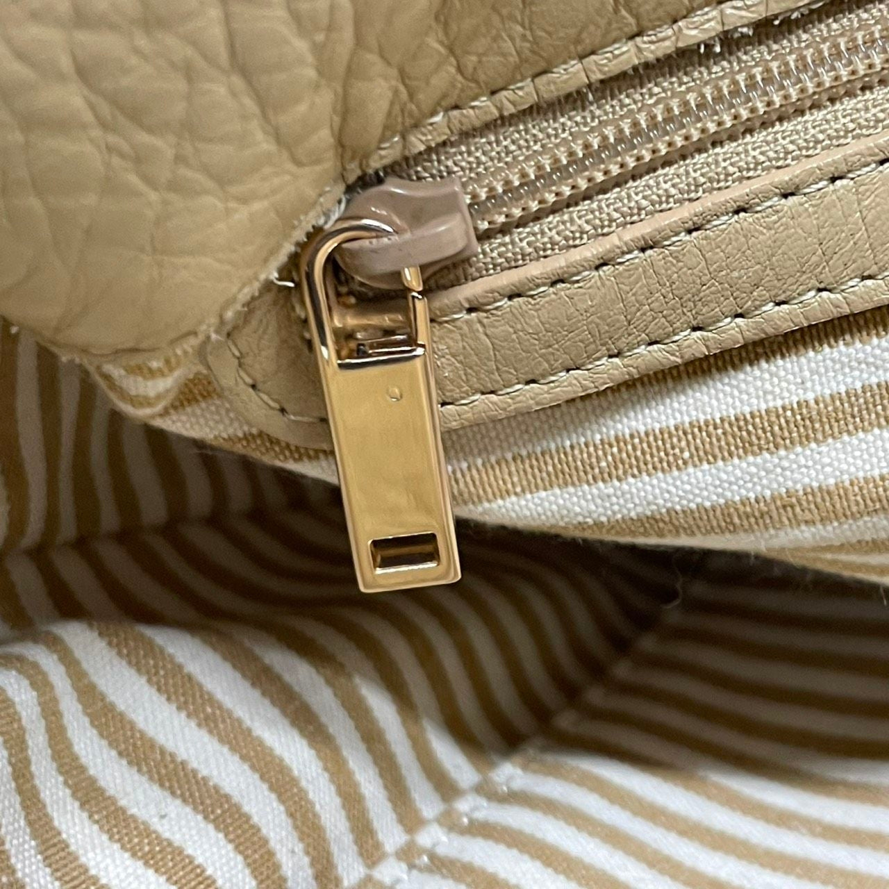 【希少コラボ】キタムラ ディズニー ワンショルダーバッグ レザー バイカラー ベージュ ブラウン レディース 肩掛け Kロゴチャーム 東京ディズニーリゾート限定 Kitamura x Disney ホーボーバッグ 日本製 U1