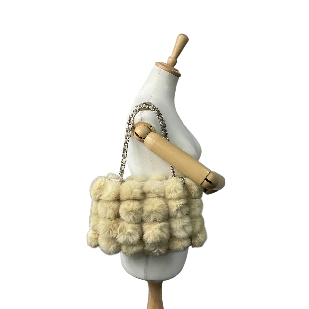 クレージュ ファー チェーンショルダーバッグ ハンドバッグ ポンポン ベージュ レディース courrèges エレガント ゴージャス 秋冬 パーティバッグ ふわふわ もこもこ チェーンストラップ スエード U1