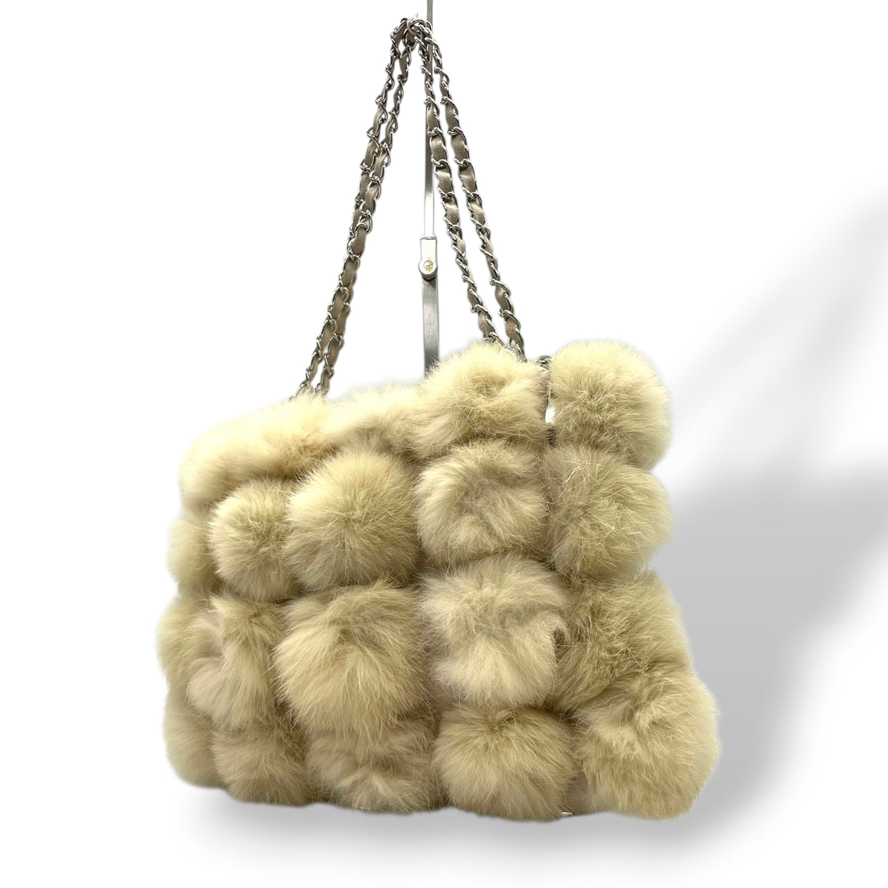 クレージュ ファー チェーンショルダーバッグ ハンドバッグ ポンポン ベージュ レディース courrèges エレガント ゴージャス 秋冬 パーティバッグ ふわふわ もこもこ チェーンストラップ スエード U1