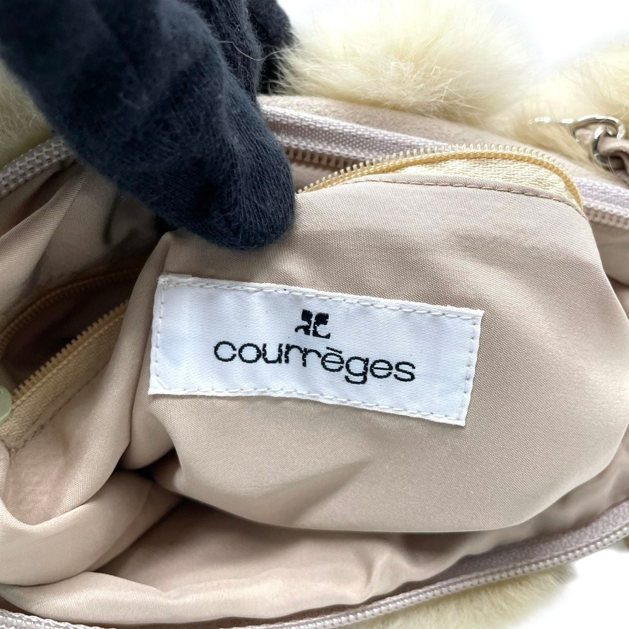クレージュ ファー チェーンショルダーバッグ ハンドバッグ ポンポン ベージュ レディース courrèges エレガント ゴージャス 秋冬 パーティバッグ ふわふわ もこもこ チェーンストラップ スエード U1