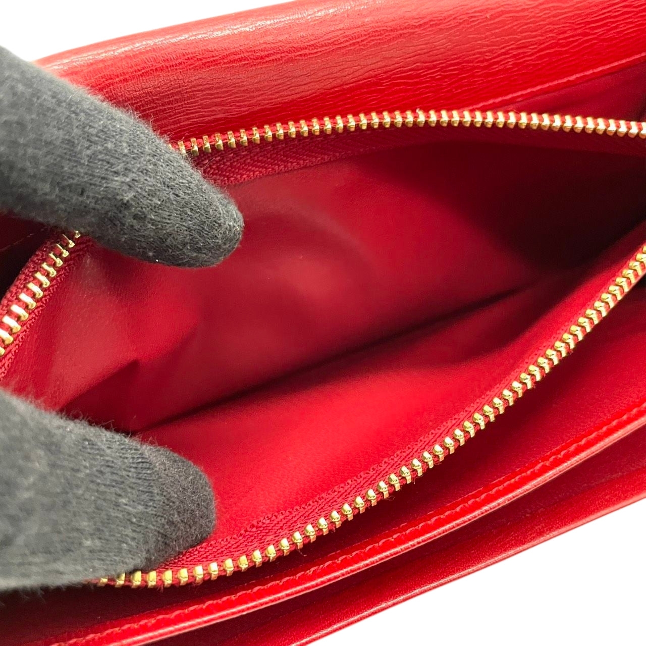 美品 VALENTINO GARAVANI ヴァレンティノガラヴァーニ 長財布 二つ折り ウォレット フラップ かぶせ Vロゴ ゴールド金具 レザー 本革 レッド 赤 レディース エレガント クラシック 高級 m2