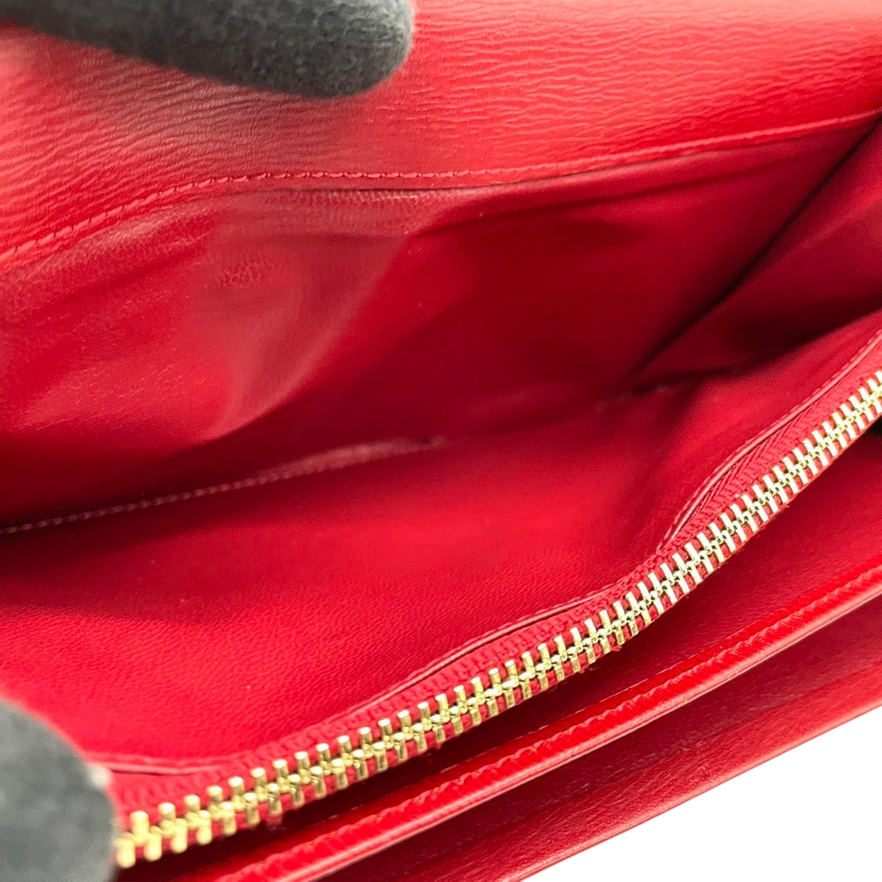 美品 VALENTINO GARAVANI ヴァレンティノガラヴァーニ 長財布 二つ折り ウォレット フラップ かぶせ Vロゴ ゴールド金具 レザー 本革 レッド 赤 レディース エレガント クラシック 高級 m2