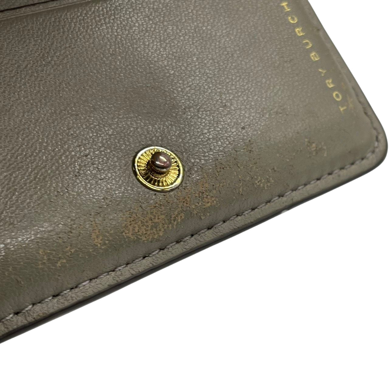 TORY BURCH トリーバーチ 二つ折り財布 コンパクトウォレット ラウンドファスナー キルティング シェブロン ダブルTロゴ ゴールド金具 レザー グレー レディース エレガント m2