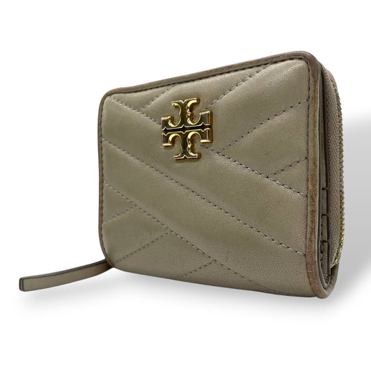 TORY BURCH トリーバーチ 二つ折り財布 コンパクトウォレット ラウンドファスナー キルティング シェブロン ダブルTロゴ ゴールド金具 レザー グレー レディース エレガント m2