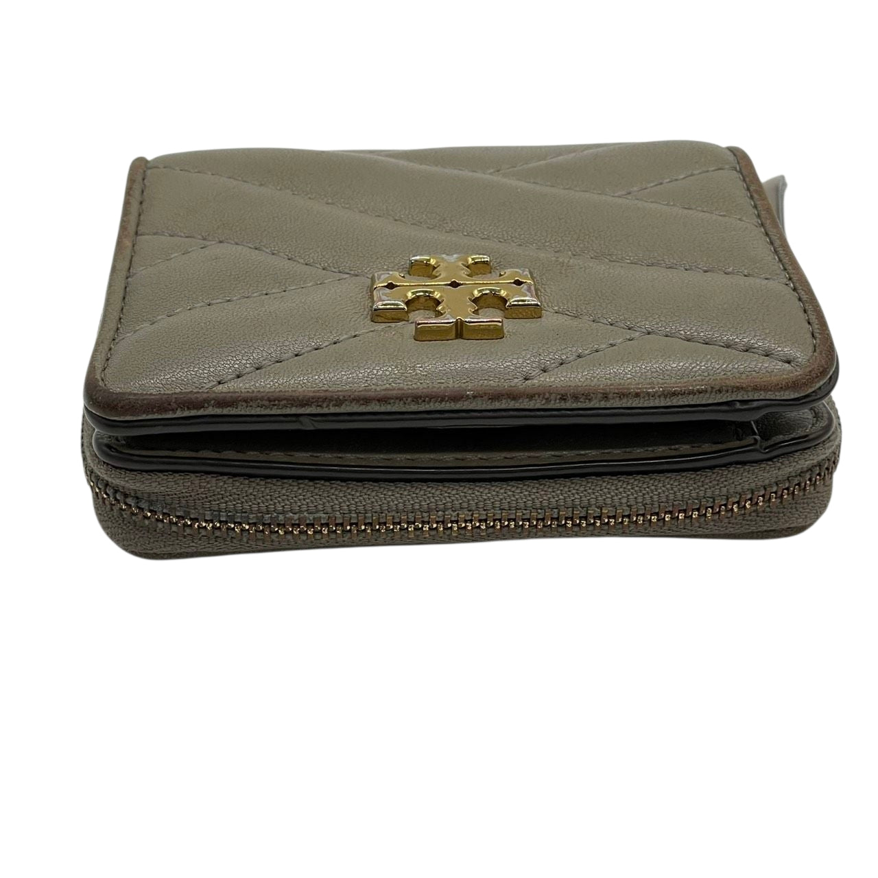 TORY BURCH トリーバーチ 二つ折り財布 コンパクトウォレット ラウンドファスナー キルティング シェブロン ダブルTロゴ ゴールド金具 レザー グレー レディース エレガント m2