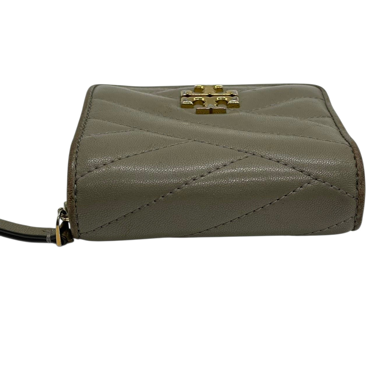 TORY BURCH トリーバーチ 二つ折り財布 コンパクトウォレット ラウンドファスナー キルティング シェブロン ダブルTロゴ ゴールド金具 レザー グレー レディース エレガント m2