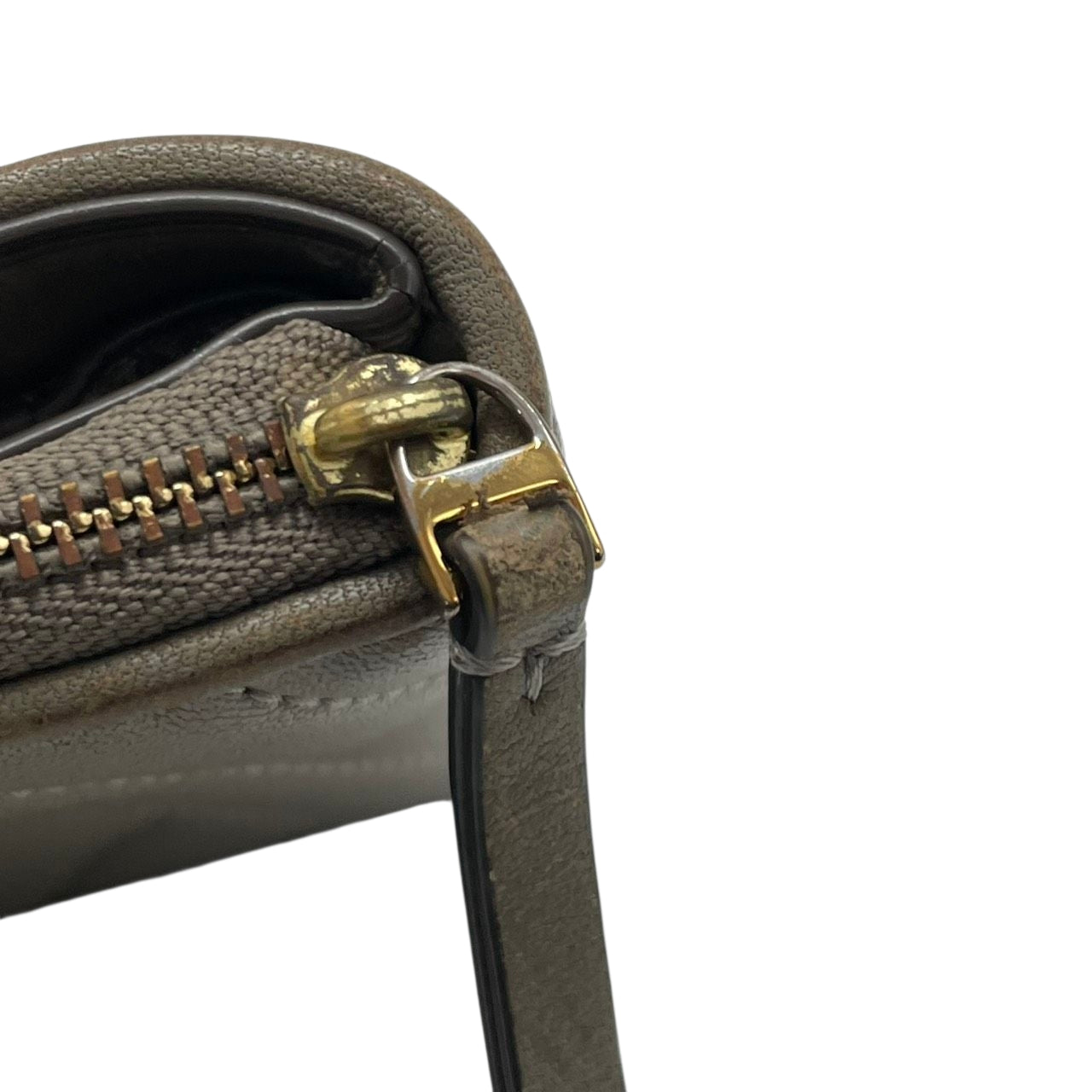 TORY BURCH トリーバーチ 二つ折り財布 コンパクトウォレット ラウンドファスナー キルティング シェブロン ダブルTロゴ ゴールド金具 レザー グレー レディース エレガント m2