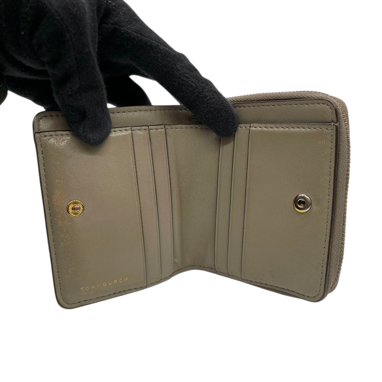 TORY BURCH トリーバーチ 二つ折り財布 コンパクトウォレット ラウンドファスナー キルティング シェブロン ダブルTロゴ ゴールド金具 レザー グレー レディース エレガント m2