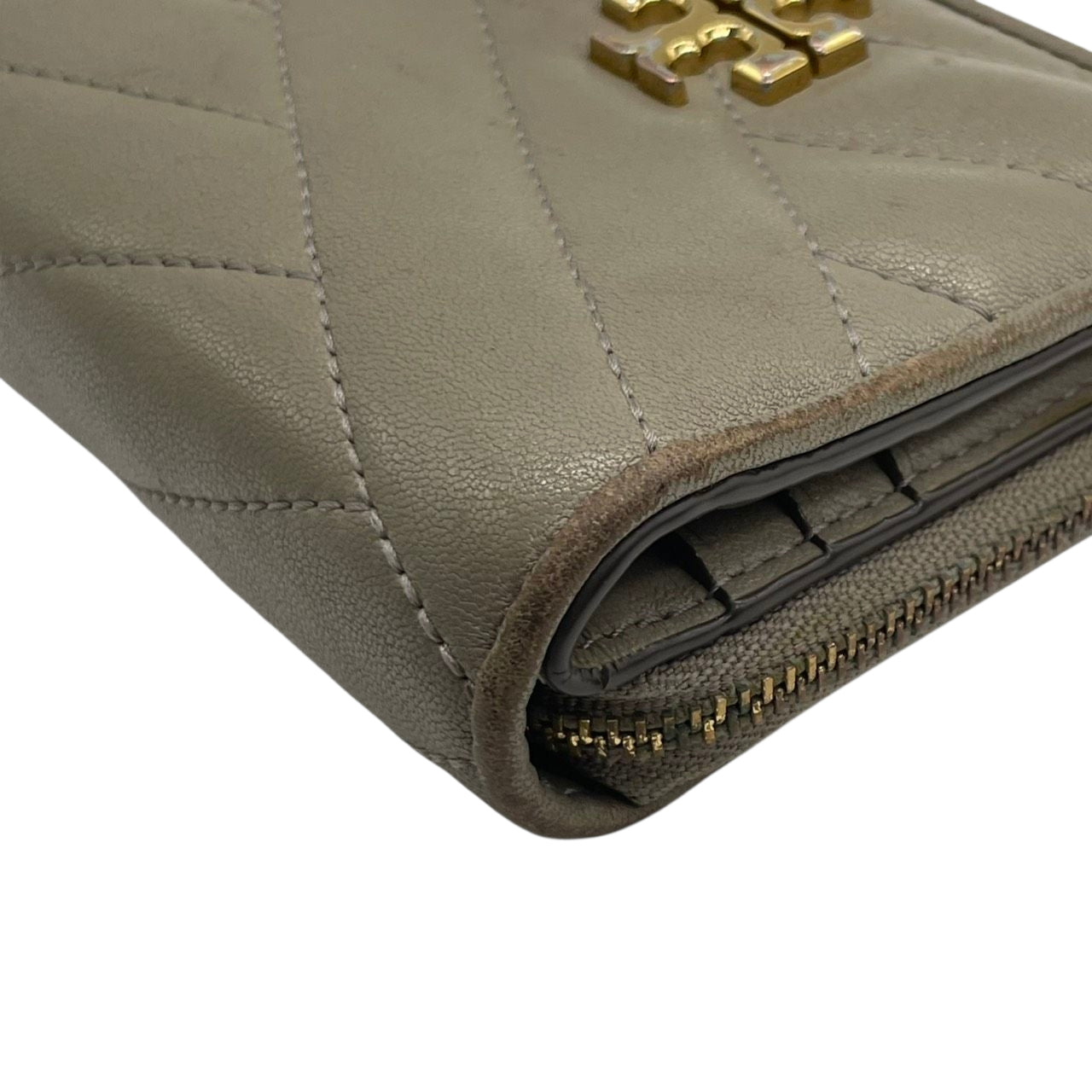 TORY BURCH トリーバーチ 二つ折り財布 コンパクトウォレット ラウンドファスナー キルティング シェブロン ダブルTロゴ ゴールド金具 レザー グレー レディース エレガント m2