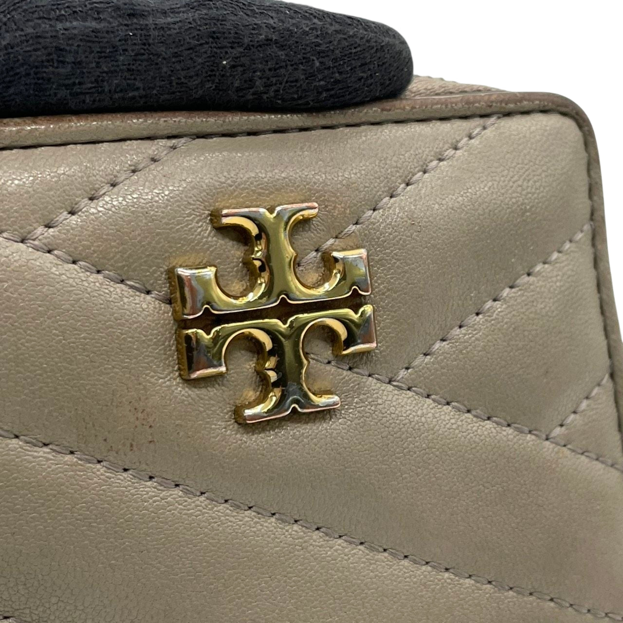 TORY BURCH トリーバーチ 二つ折り財布 コンパクトウォレット ラウンドファスナー キルティング シェブロン ダブルTロゴ ゴールド金具 レザー グレー レディース エレガント m2