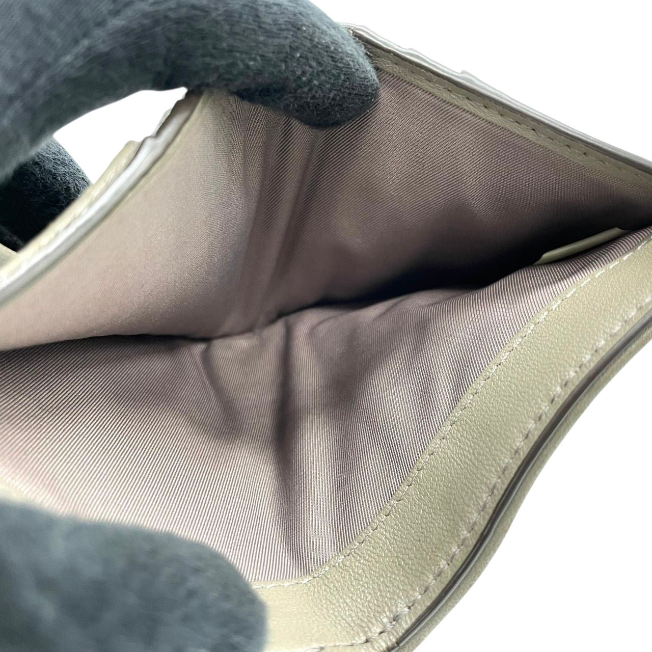 TORY BURCH トリーバーチ 二つ折り財布 コンパクトウォレット ラウンドファスナー キルティング シェブロン ダブルTロゴ ゴールド金具 レザー グレー レディース エレガント m2