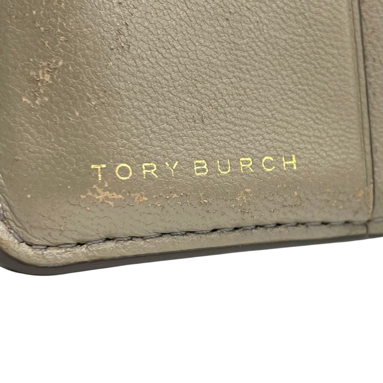 TORY BURCH トリーバーチ 二つ折り財布 コンパクトウォレット ラウンドファスナー キルティング シェブロン ダブルTロゴ ゴールド金具 レザー グレー レディース エレガント m2