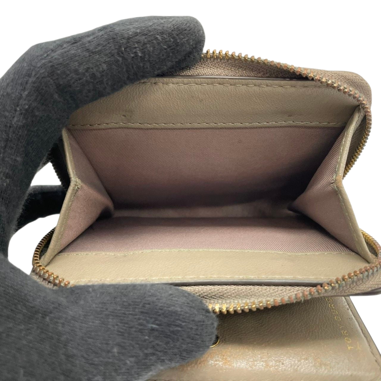 TORY BURCH トリーバーチ 二つ折り財布 コンパクトウォレット ラウンドファスナー キルティング シェブロン ダブルTロゴ ゴールド金具 レザー グレー レディース エレガント m2