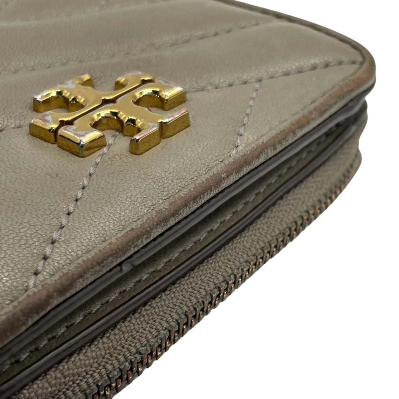 TORY BURCH トリーバーチ 二つ折り財布 コンパクトウォレット ラウンドファスナー キルティング シェブロン ダブルTロゴ ゴールド金具 レザー グレー レディース エレガント m2