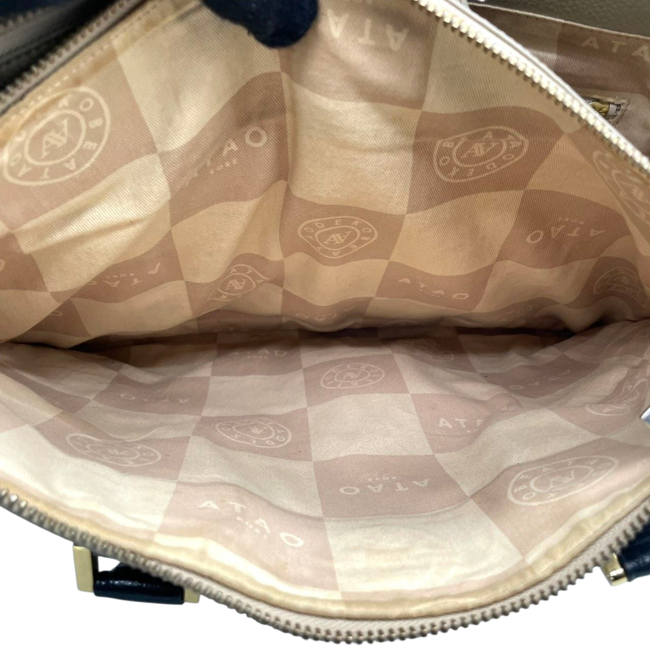 アタオ ATAO elvy エルヴィ 定番人気モデル トートバッグ ハンドバッグ レザー 本革 牛革 バイカラー A4収納可能 ビジネスバッグ 通勤 通学 レディース エレガント 上品 ゴールド金具 シンプルデザイン 肩掛け可能 大人女子 働く女性 U16