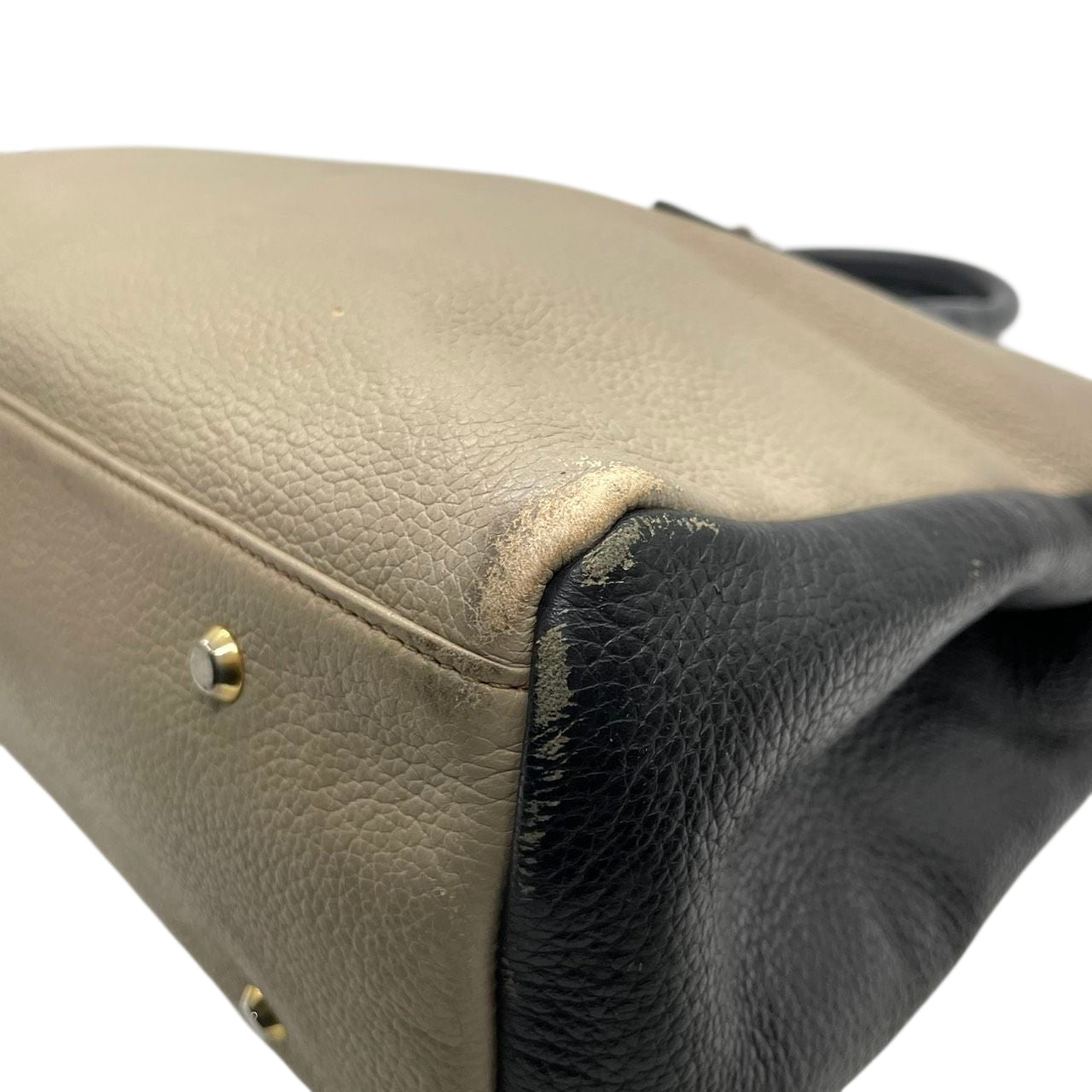 アタオ ATAO elvy エルヴィ 定番人気モデル トートバッグ ハンドバッグ レザー 本革 牛革 バイカラー A4収納可能 ビジネスバッグ 通勤 通学 レディース エレガント 上品 ゴールド金具 シンプルデザイン 肩掛け可能 大人女子 働く女性 U16