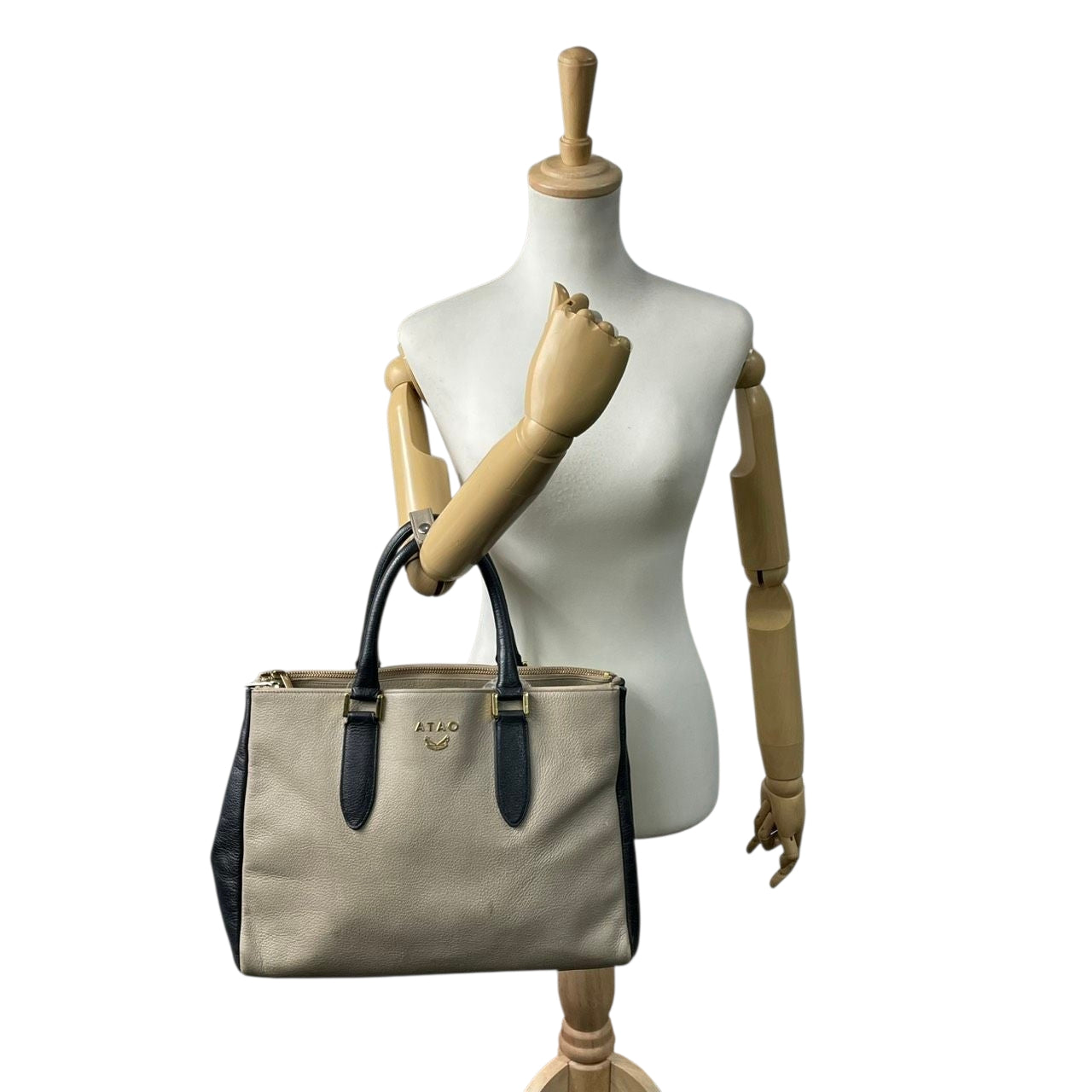 アタオ ATAO elvy エルヴィ 定番人気モデル トートバッグ ハンドバッグ レザー 本革 牛革 バイカラー A4収納可能 ビジネスバッグ 通勤 通学 レディース エレガント 上品 ゴールド金具 シンプルデザイン 肩掛け可能 大人女子 働く女性 U16