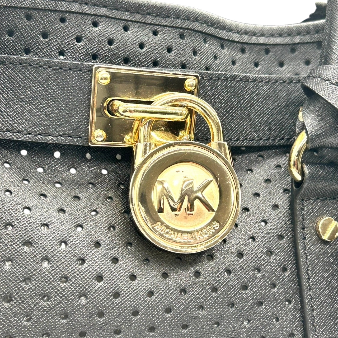 美品 マイケルコース MICHAEL KORS ショルダーバッグ クロスボディ ポシェット 斜め掛け可 レザー 本革 グレー ライトグレー シルバー金具 ロゴ シンプル 軽量 コンパクト レディース お出かけ 旅行 デート サブバッグ s93