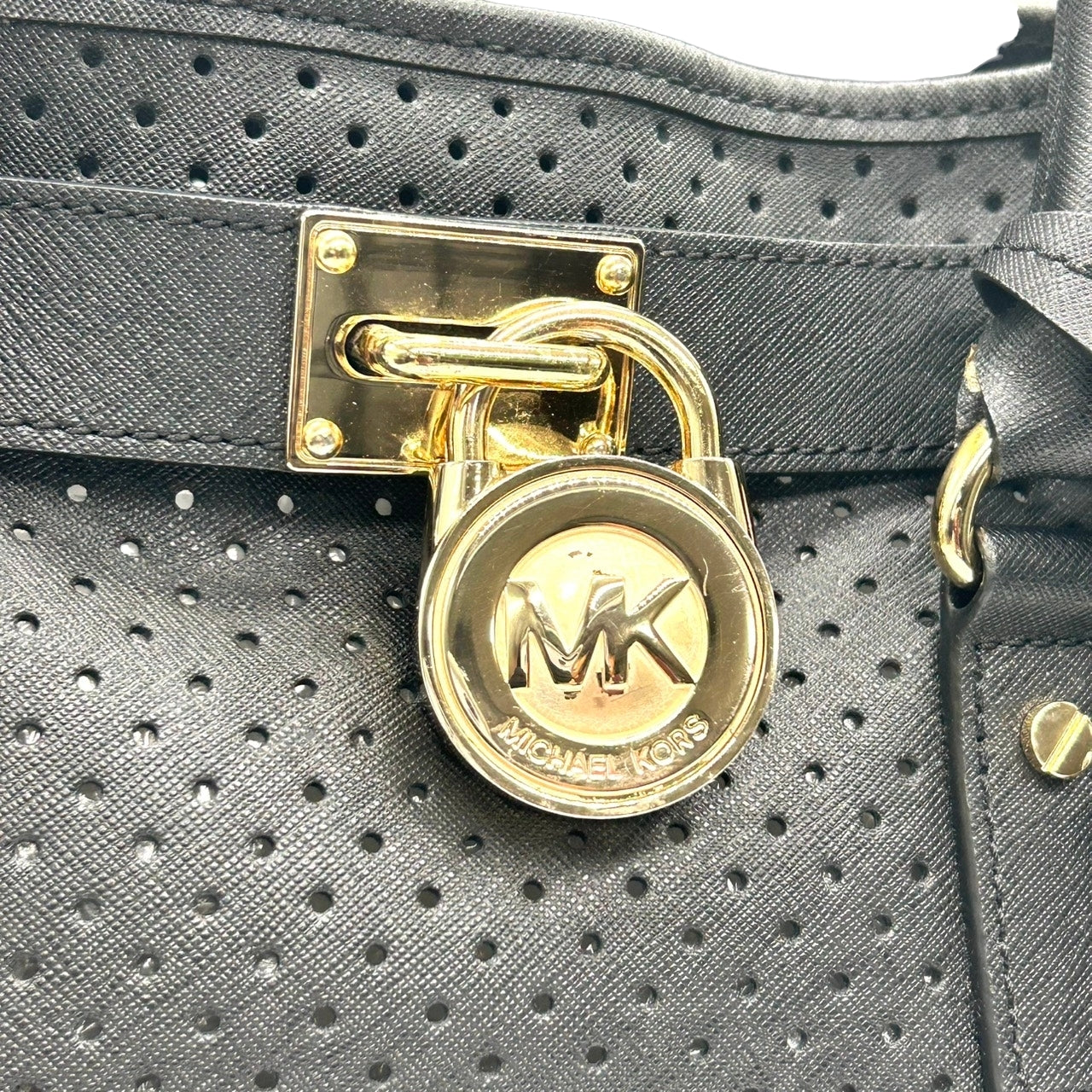 美品 マイケルコース MICHAEL KORS ハミルトン Hamilton トートバッグ ハンドバッグ チェーンショルダー パンチング 黒 ブラック ゴールド金具 パドロック ポーチ付 自立可 肩掛け ワンショルダー サッチェル レディース s93