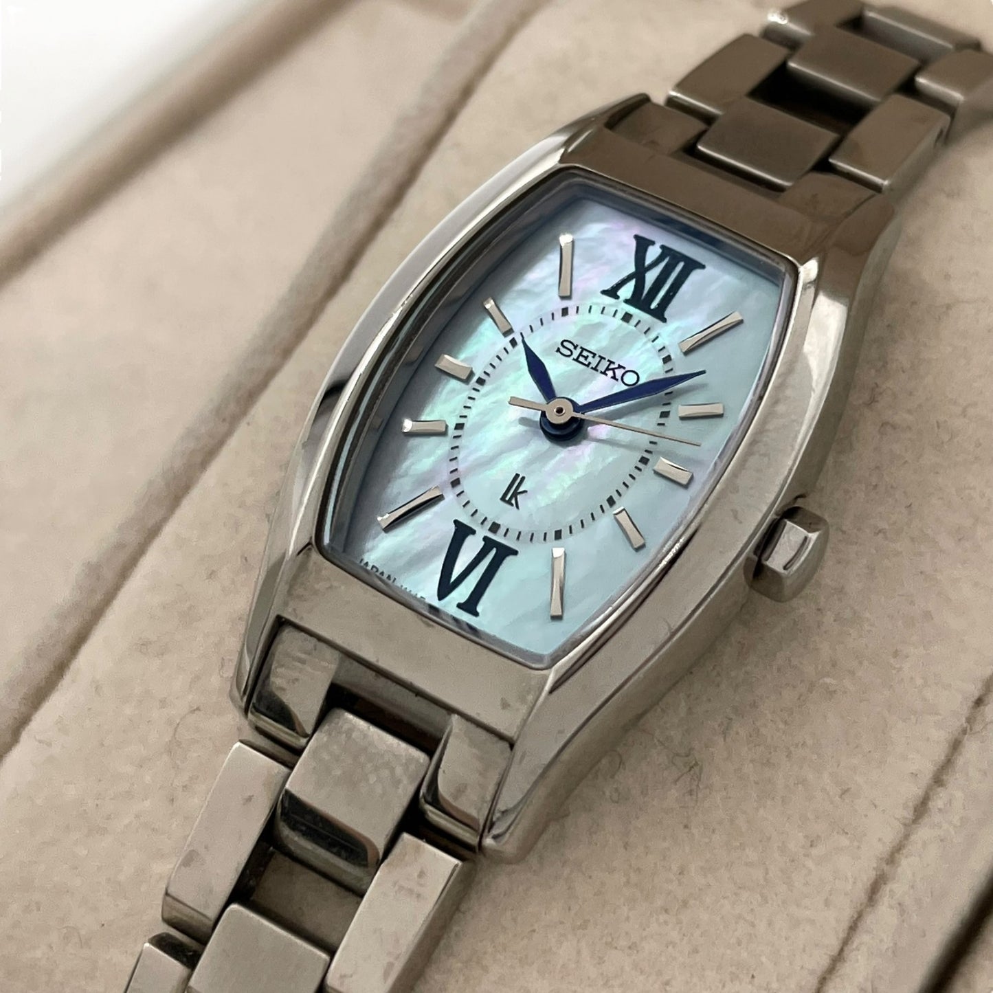 【美品／稼働品】セイコー ルキア 人気モデル SSVR131 腕時計 レディース ソーラー トノー型 シェル文字盤 MOP アナログ ローマン エレガント ドレスウォッチ ビジネス オフィス フォーマル クリーニング済 G