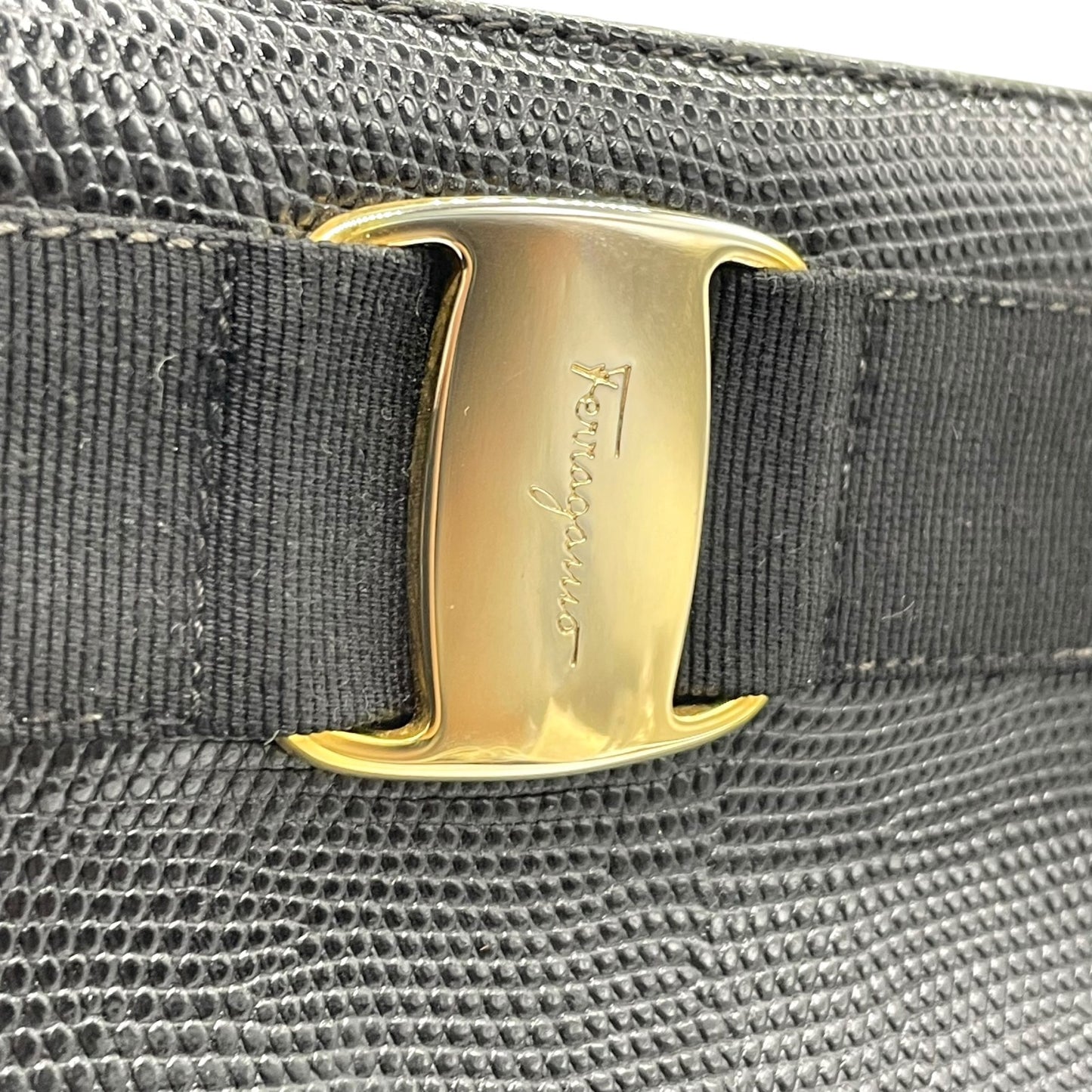 Salvatore Ferragamo フェラガモ ヴァラリボン トートバッグ ワンショルダー レザー トカゲ型押し 黒 ブラック ゴールド金具 肩掛け可 サルヴァトーレフェラガモ レディース D