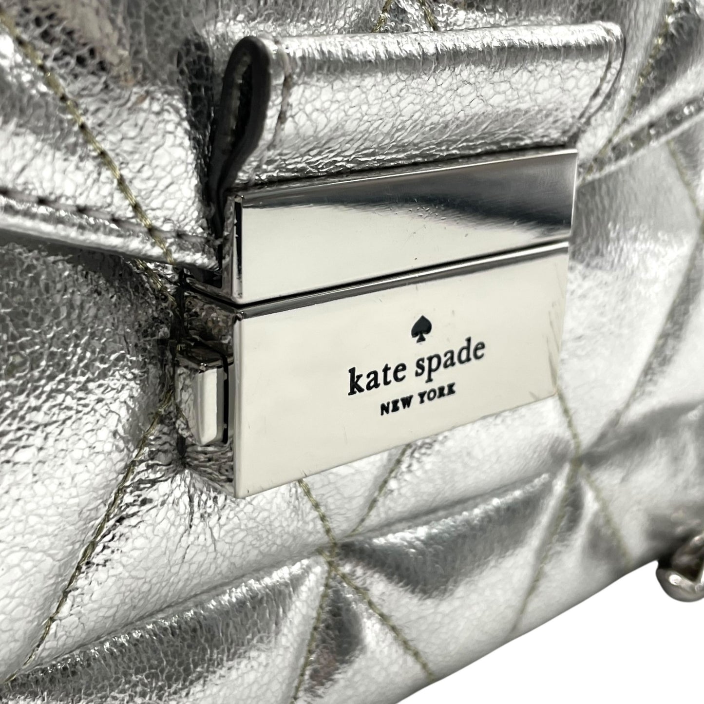美品 kate spade ケイトスペード キャリー メタリック キルテッド レザー スモール フラップ ショルダーバッグ シルバー チェーンショルダー レディース E5
