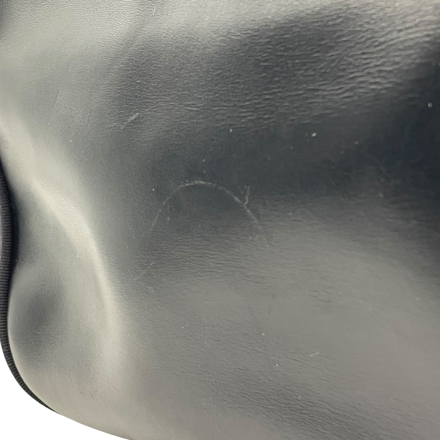 美品 サルヴァトーレ フェラガモ Salvatore Ferragamo ヴァラリボン ショルダーバッグ 紺 ネイビー レザー ゴールド金具 レディース B3