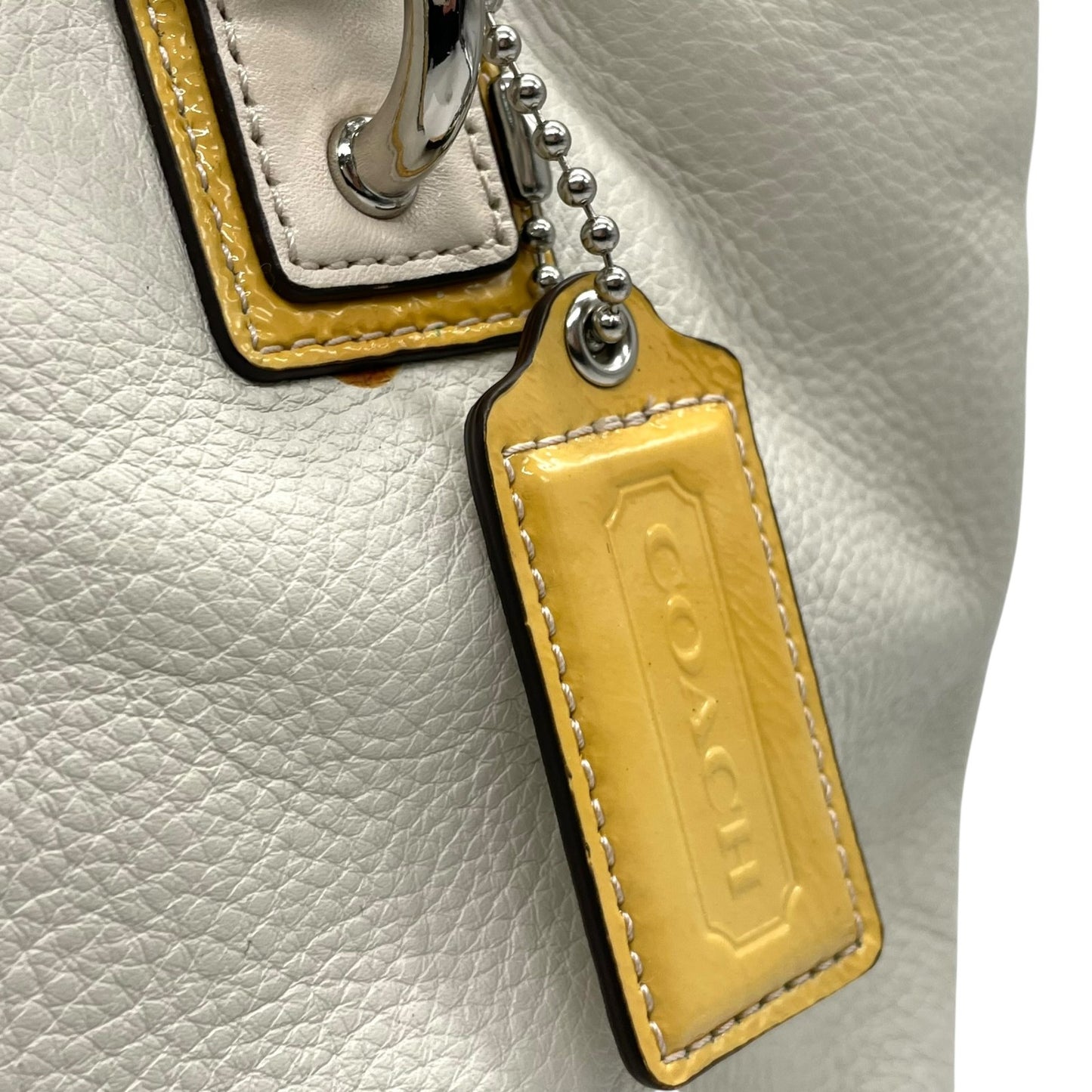 美品 コーチ COACH トートバッグ ホワイト 白 イエロー 黄色 レザー パテントレザー 肩掛け可 ロゴ チャーム付き シルバー金具 レディース S97