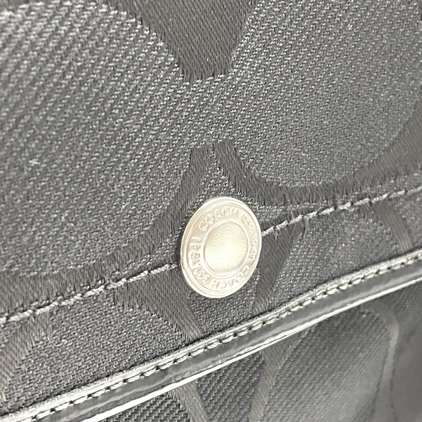 美品 COACH コーチ ショルダーバッグ 黒 ブラック シグネチャー キャンバス パテントレザー シルバー金具 F16550 フラワーチャーム付き 斜め掛け可 レディース E8