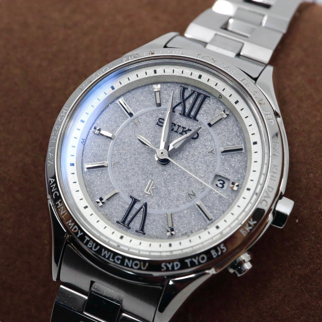 【未使用級/美品/稼働品】セイコー ルキア SEIKO LUKIA レディース腕時計 1B25-0AH0 ソーラー電波 ワールドタイム シルバー ラメ文字盤 グリッターダイヤル ステンレス 日本製 エレガント ビジネス クリーニング済 G2