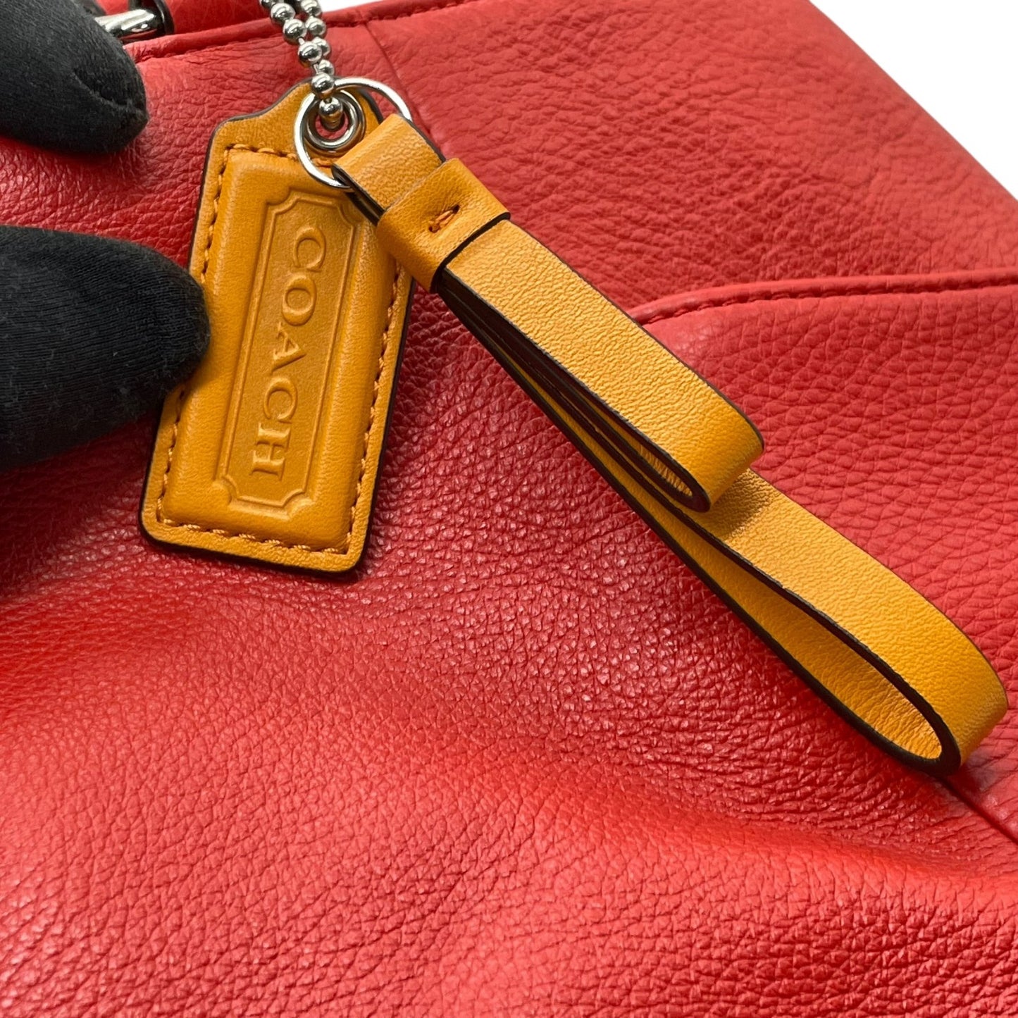 コーチ COACH トートバッグ ペブルドレザー F23284 赤 レッド 黄色 イエロー チャーム付き A4対応 通勤 通学 S24