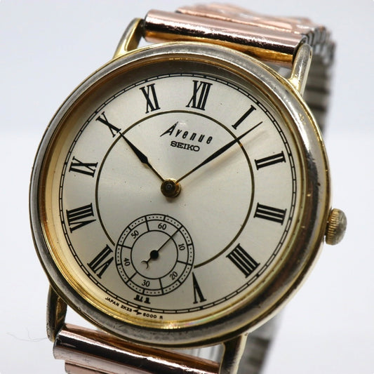 【電池交換済／稼働品】SEIKO セイコー アベニュー 腕時計 クオーツ スモールセコンド ローマンインデックス ゴールド シルバー メンズ レディース ユニセックス ドレスウォッチ ビンテージ アンティーク クラシック レトロ 2K23-6000 G4