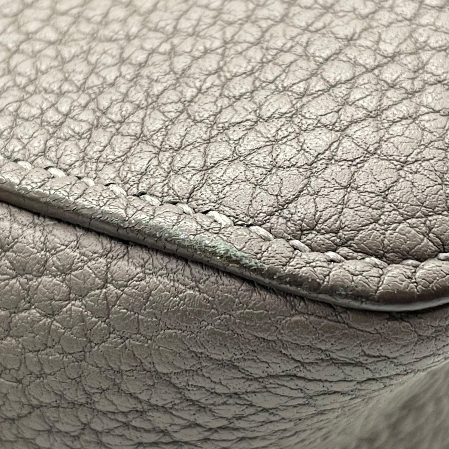 極美品 MAISON TAKUYA メゾンタクヤ ショルダーバッグ カメラバッグ レザー グレー シルバー金具 斜め掛け可 クロスボディ 型押しロゴ メンズ レディース R