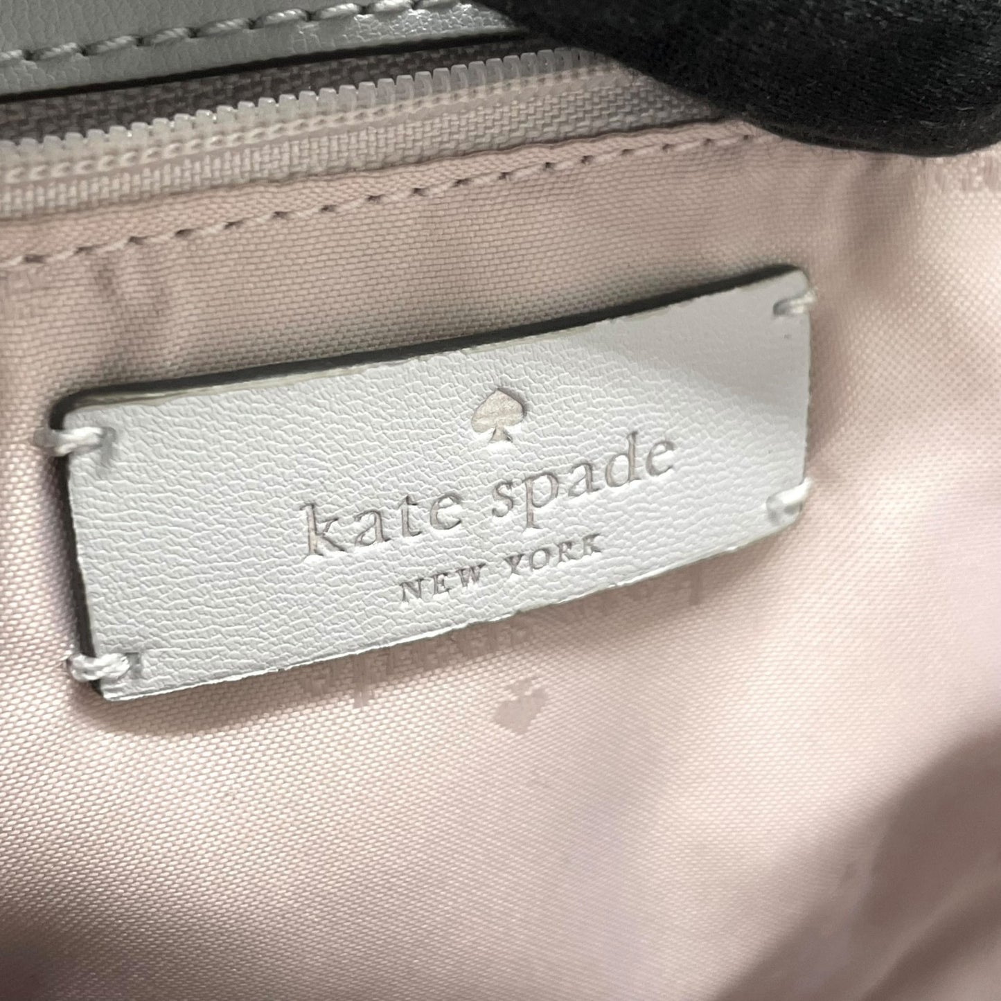 美品 kate spade ケイトスペード キャリー メタリック キルテッド レザー スモール フラップ ショルダーバッグ シルバー チェーンショルダー レディース E5