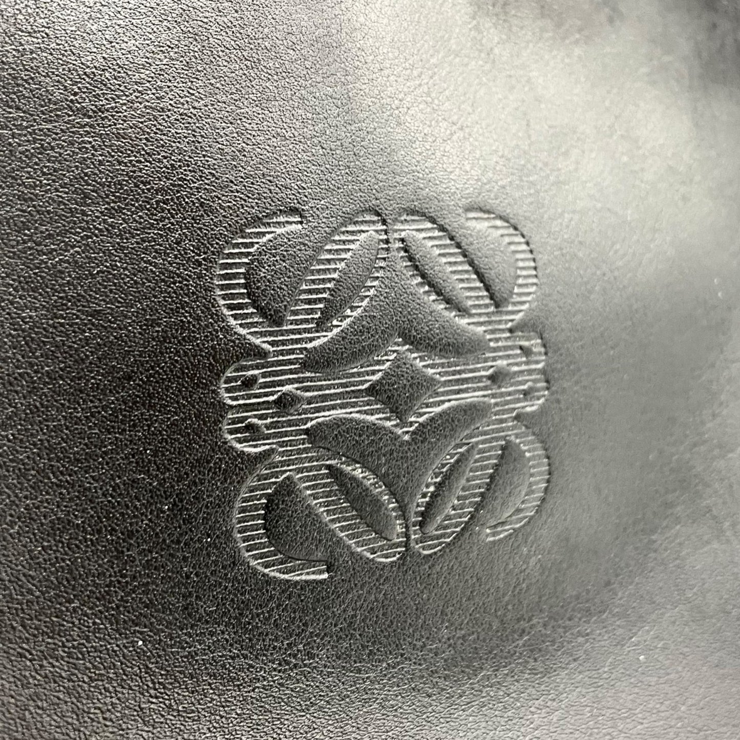 美品 LOEWE ロエベ ショルダーバッグ ミニバッグ コンパクト ポシェット アナグラム ロゴ 黒 ブラック レザー ゴールド金具 斜め掛け可 レディース ヴィンテージ D2