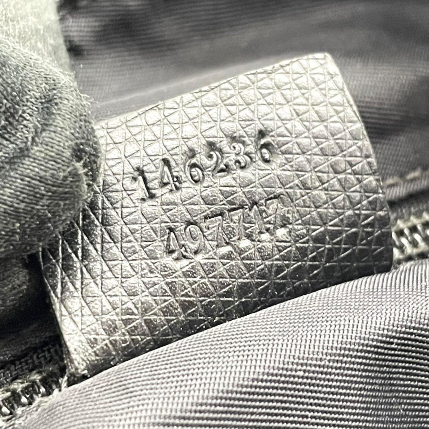 GUCCI グッチ ナイロン メッセンジャーバッグ ショルダーバッグ メンズ ユニセックス シルバープレートロゴ 斜め掛け A4収納可 146236 K4