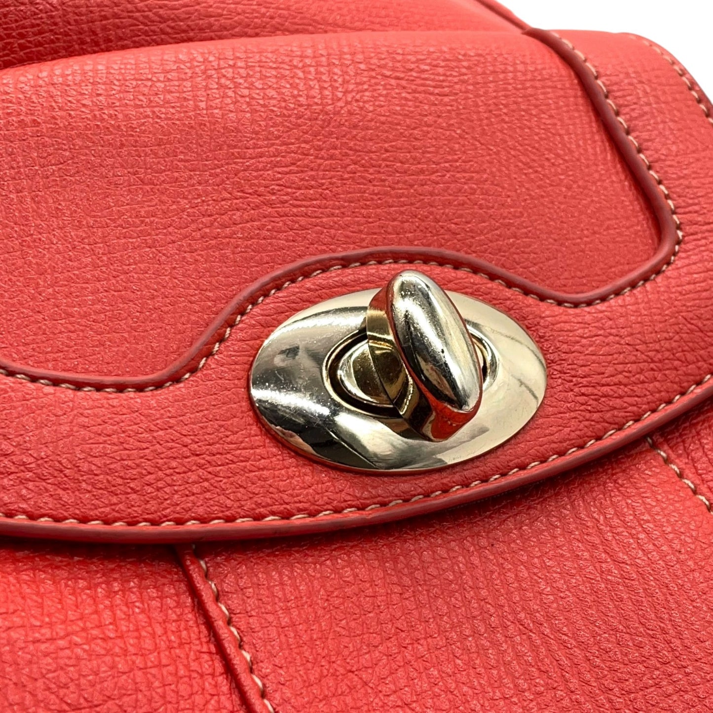 モノコムサ MONO COMME CA ショルダーバッグ レッド レザー フラップポケット付き スタイリッシュ T2