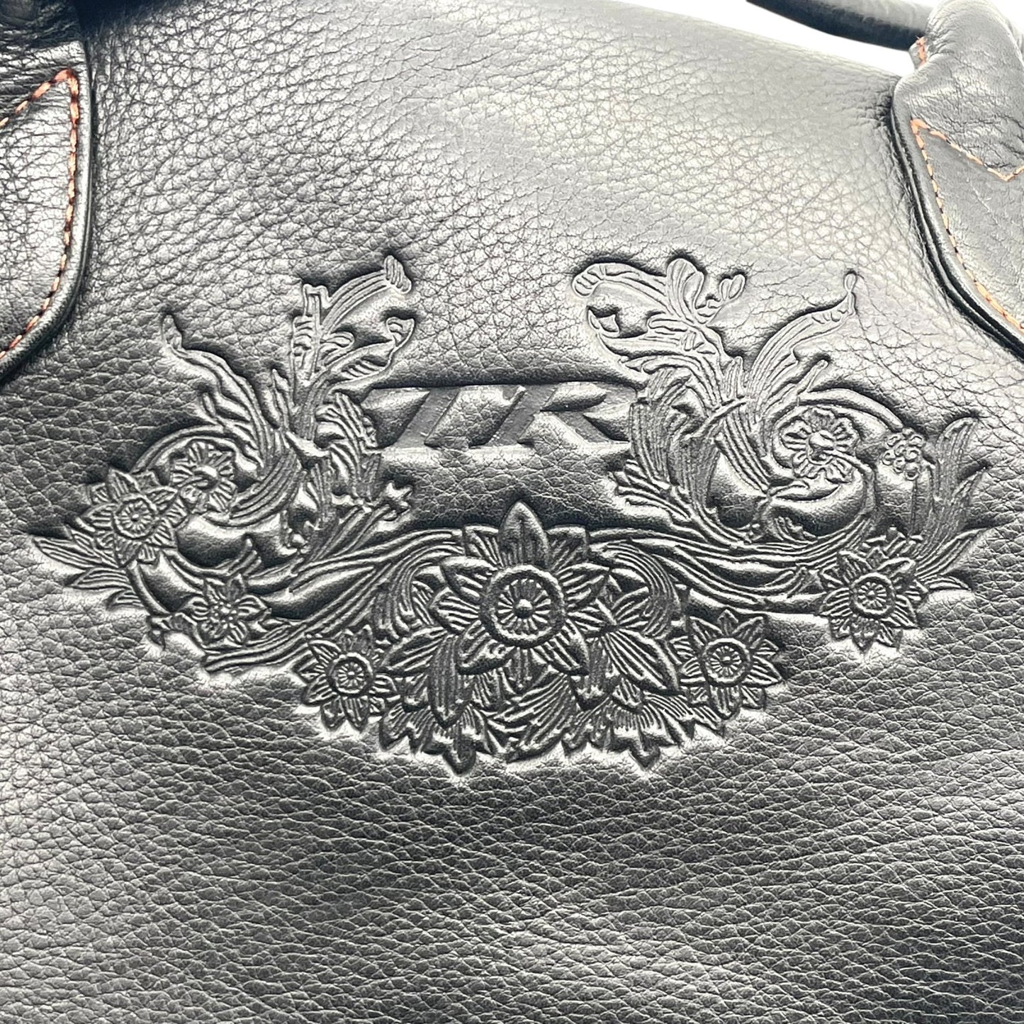 トリコサ TRICOSA レザー トートバッグ 黒 ブラック 型押しロゴ ショルダー 本革 PC収納可 A4収納可 S93