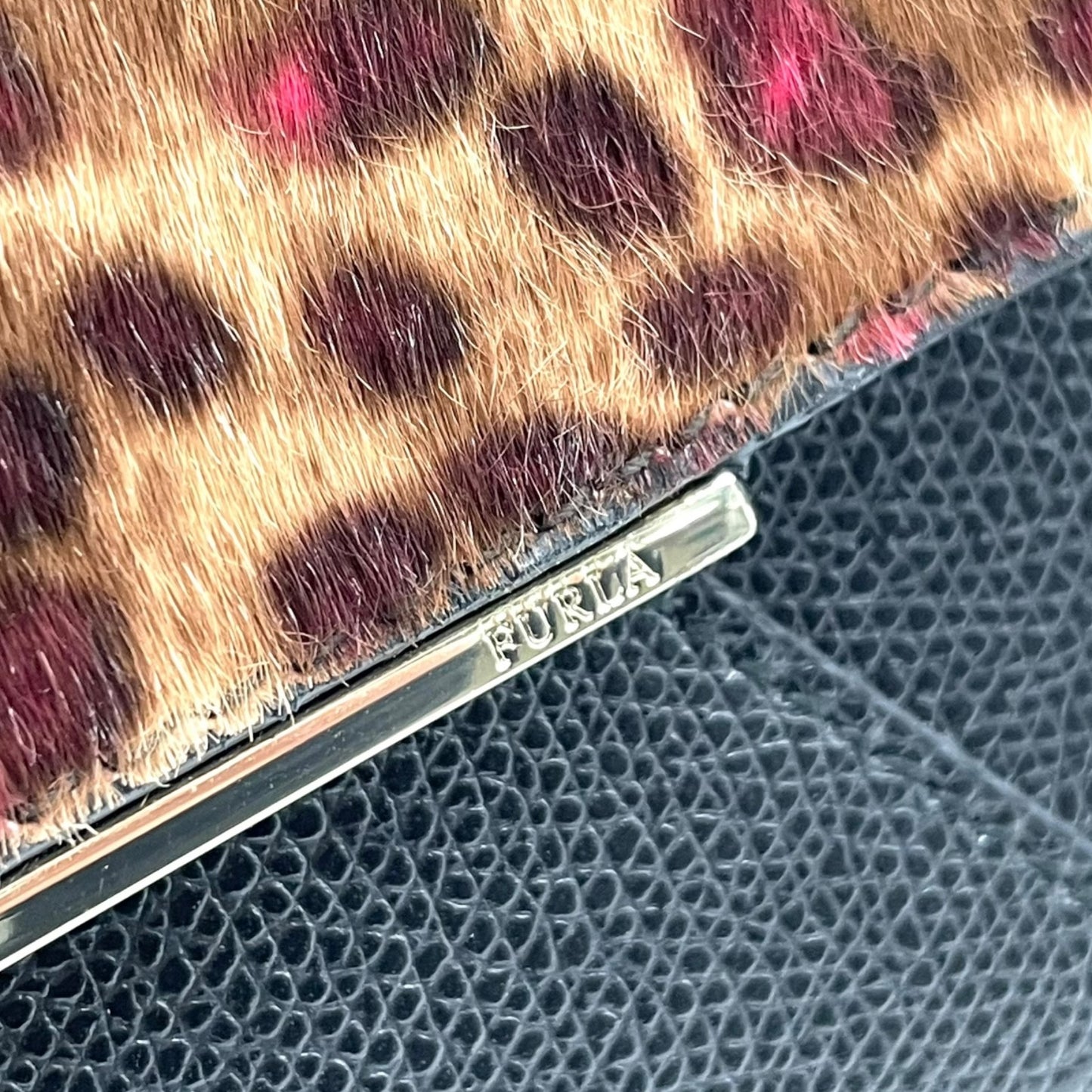 美品 フルラ FURLA チェーンショルダーバッグ チェーンショルダー クラッチバッグ 2WAY レオパード柄 黒 ブラック レザー 型押し 金金具 ゴールド金具 上品 クラッチ S52